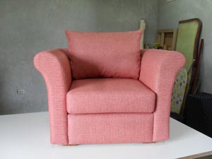 roze fotelja